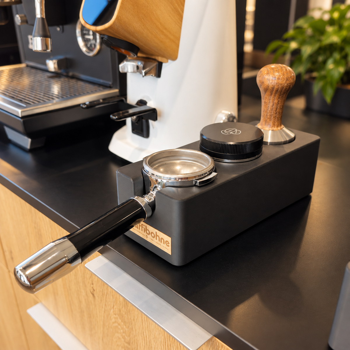 Kaffibohne Tamperstation Pro mit eingesetztem Siebträger